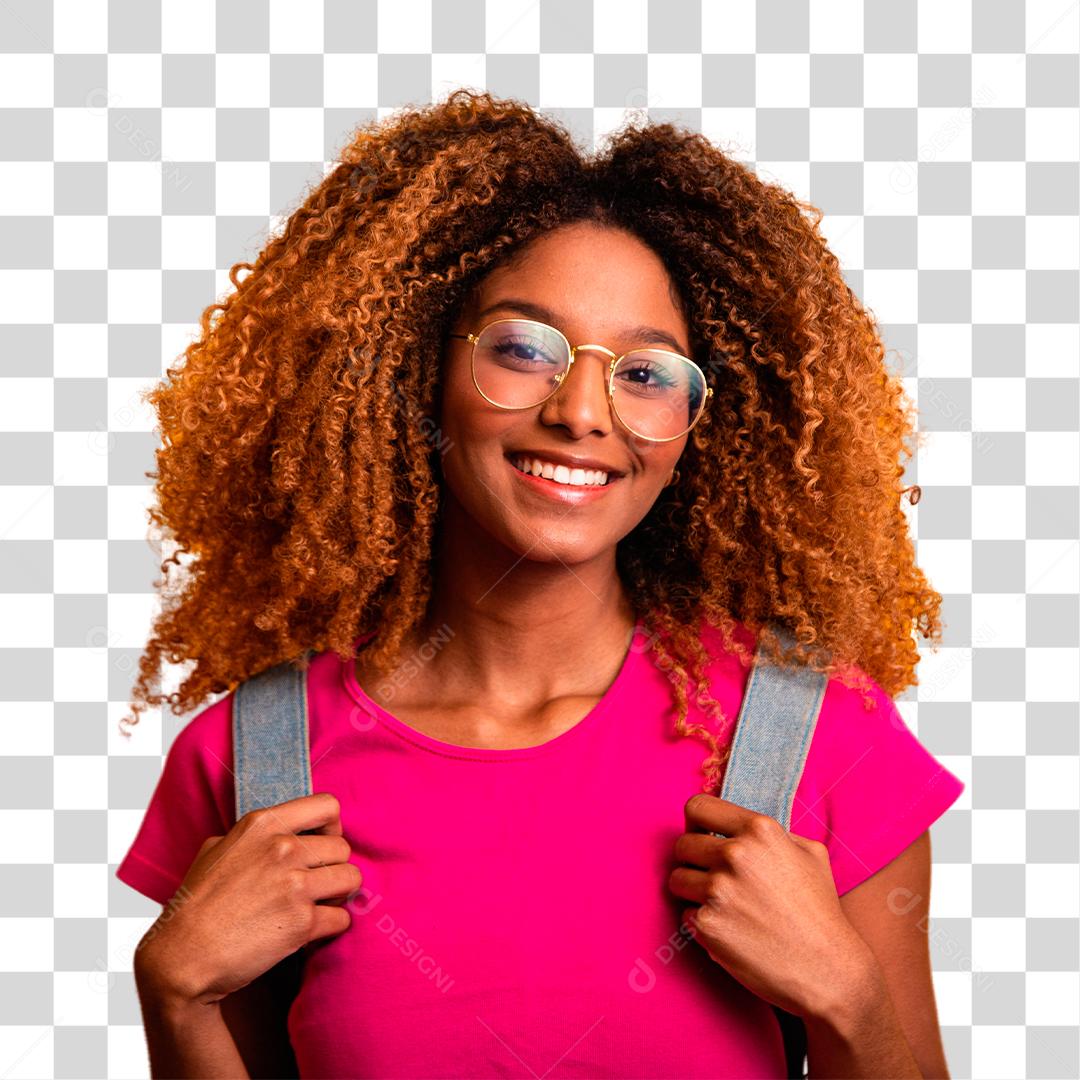 jovem afro com mochila nas costas