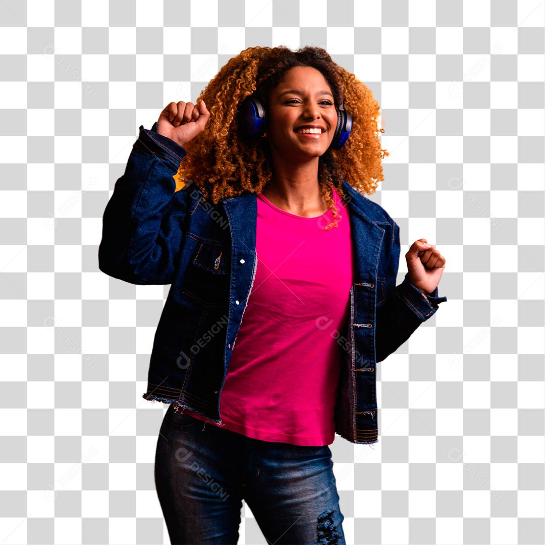 Mulher jovem e bonita com cabelo afro, ouvindo música com o fone de ouvido sorrindo