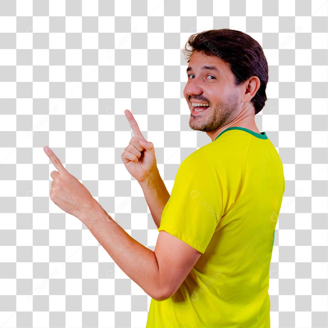 Homem brasileiro na blusa brasileira com retrovisor apontando para o lado