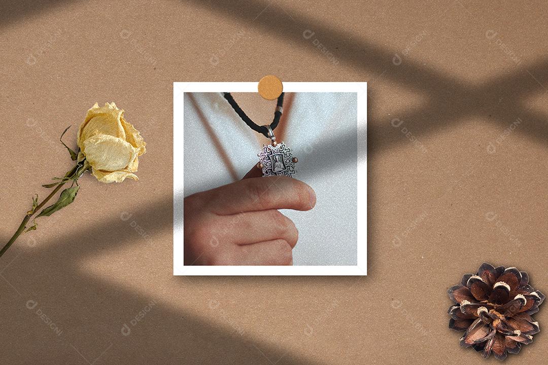 Mockup de Fotos em Papel rasgado Pendurado PSD Editável