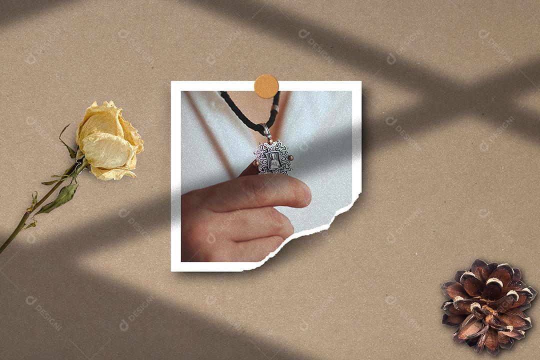 Mockup de Fotos em Papel rasgado Pendurado PSD Editável