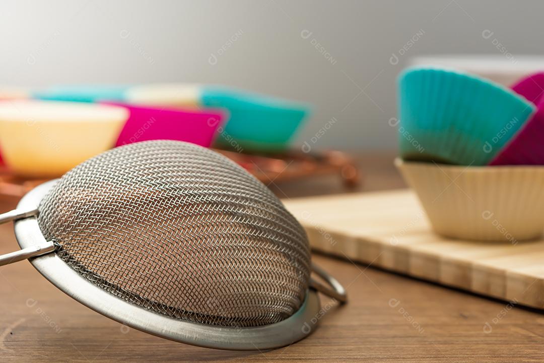 grupo de moldes de silicone coloridos para cupcake, nas cores branco, roxo e azul