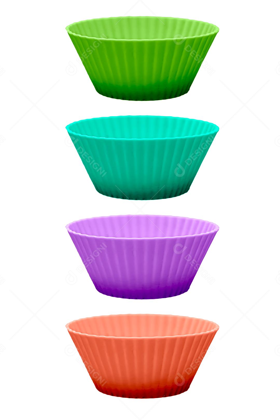 quatro moldes de cupcake de silicone em cores diferentes azul, verde, roxo e laranja isolados no fundo branco