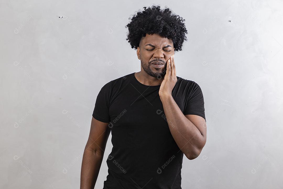 homem afro com dor de dente. Conceito de saúde bucal
