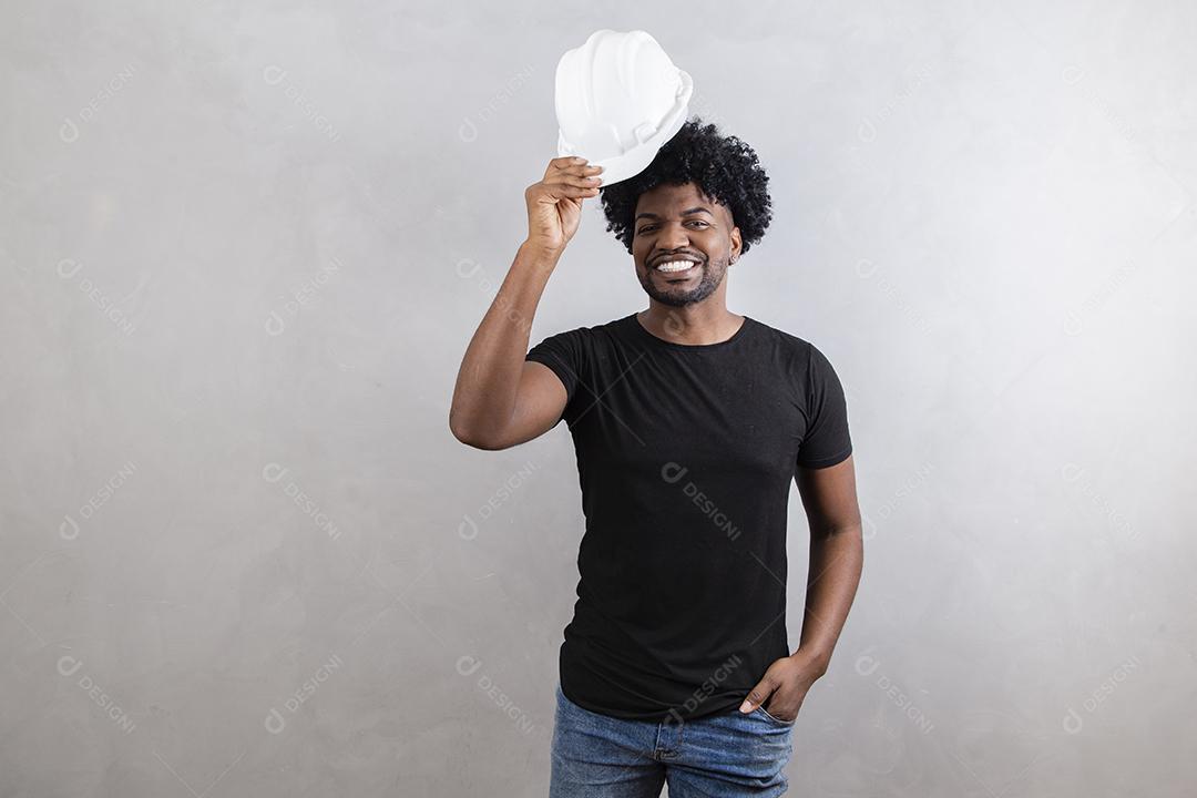 Homem jovem arquiteto usando capacete de segurança do construtor sobre fundo isolado com um sorriso
