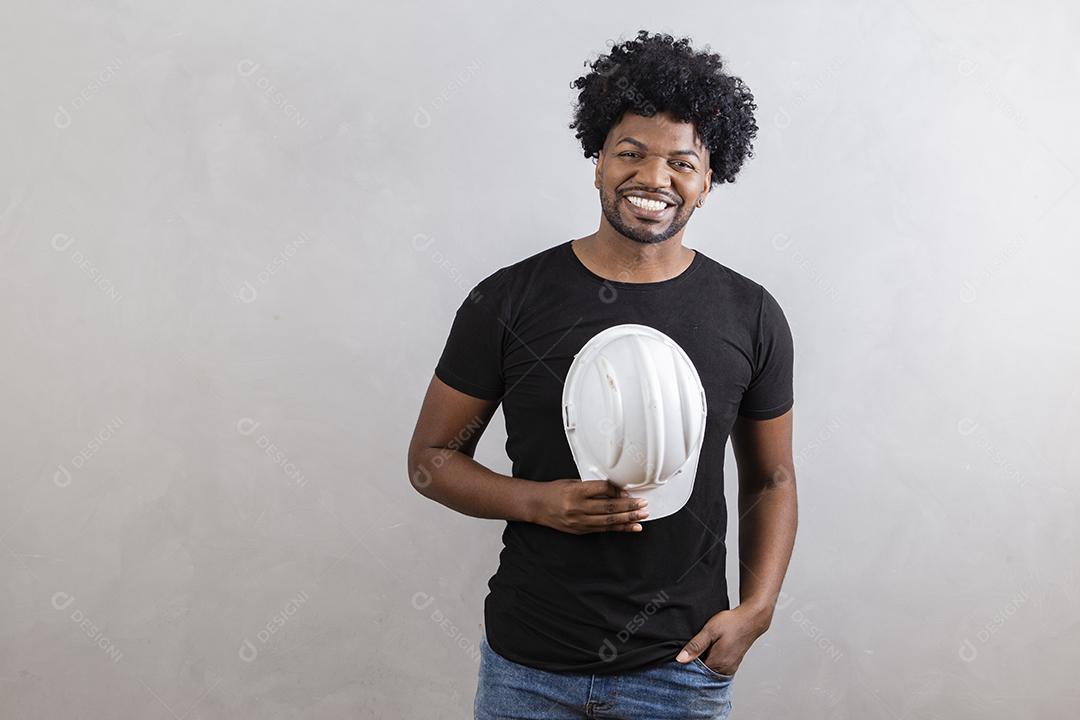 Homem jovem arquiteto usando capacete de segurança do construtor sobre fundo isolado com um sorriso