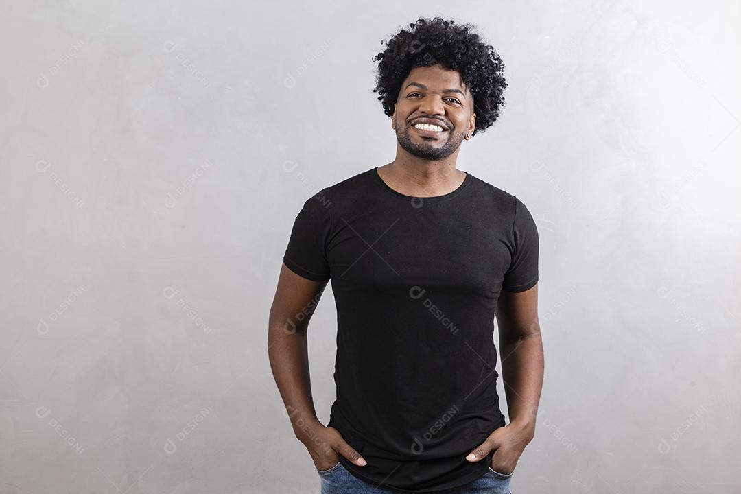 menino afro bonito sorrindo para a câmera