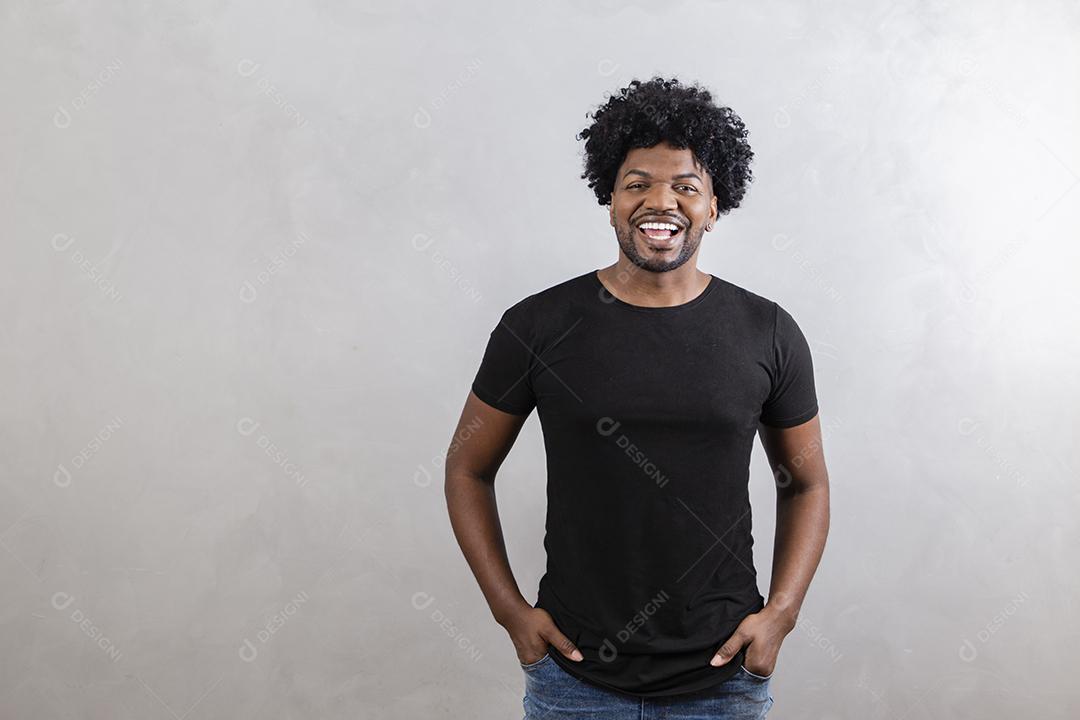 menino afro bonito sorrindo para a câmera