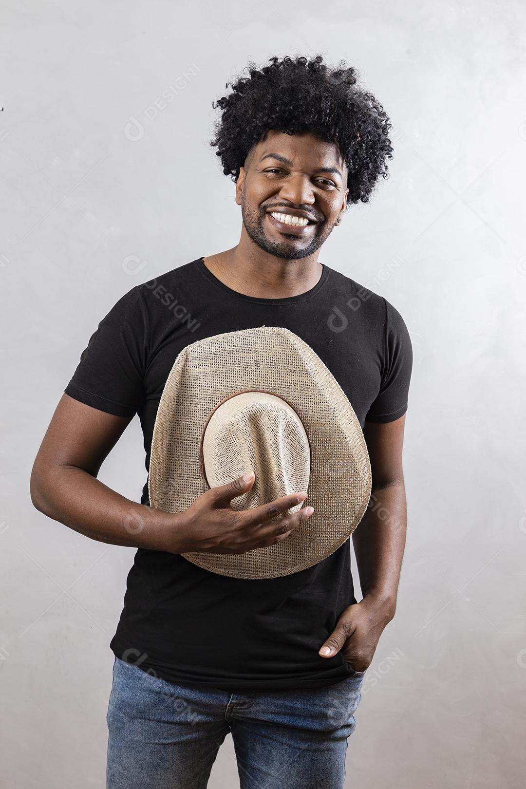 homem agroboy com um chapéu em fundo cinza