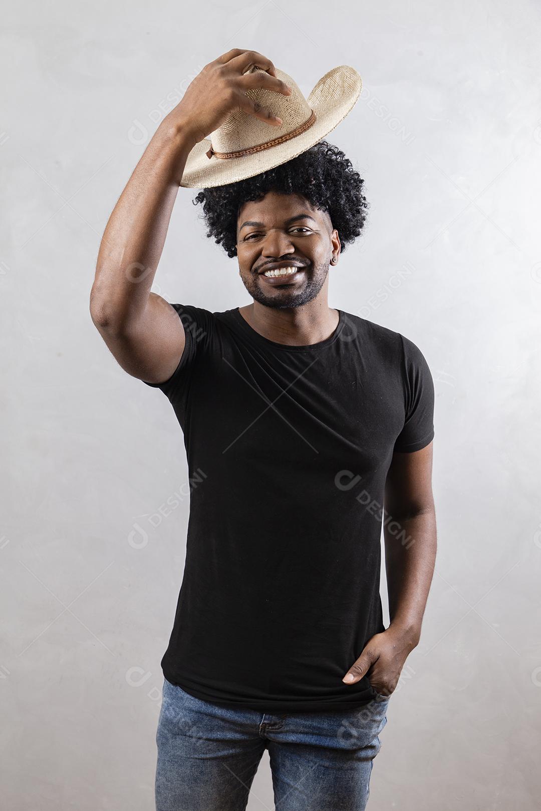 homem agroboy com um chapéu em fundo cinza