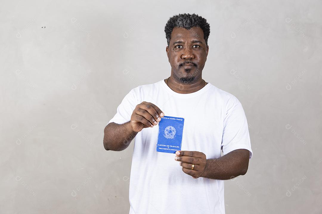 Homem brasileiro com trabalho documental e segurança social, (Carteira de Trabalho e Previdência Social)