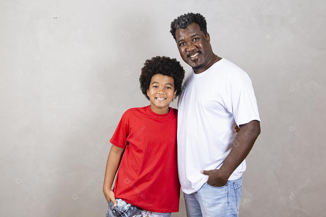 afro pai e filho em fundo neutro Dia dos Pais