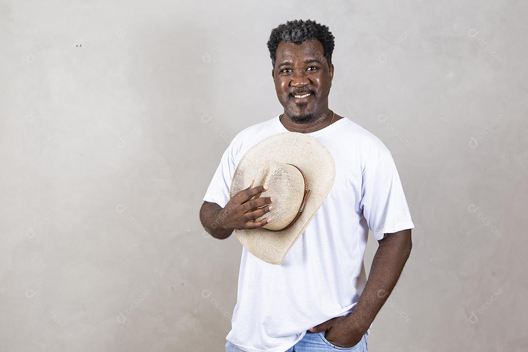 homem agroboy com um chapéu em fundo cinza