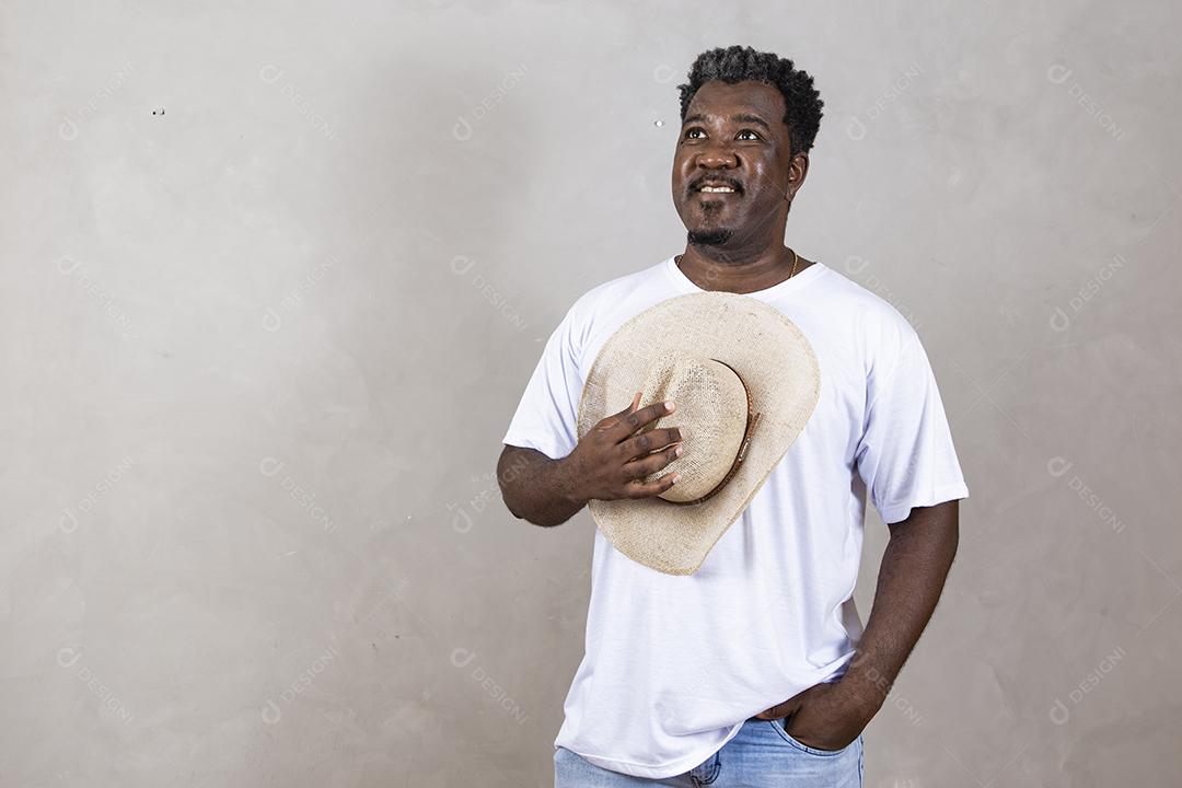 homem agroboy com um chapéu em fundo cinza
