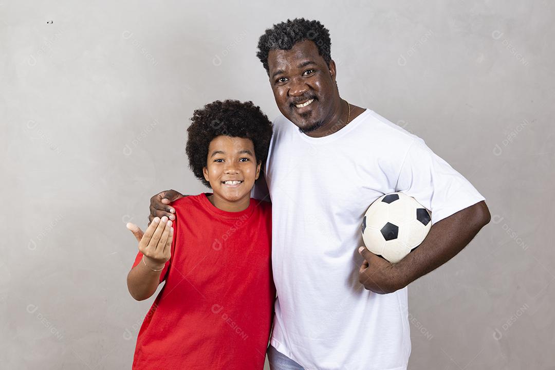 Pai e filho com uma bola de futebol. Dia dos Pais!