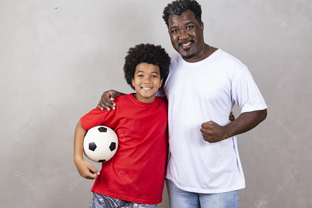 Pai e filho com uma bola de futebol. Dia dos Pais!