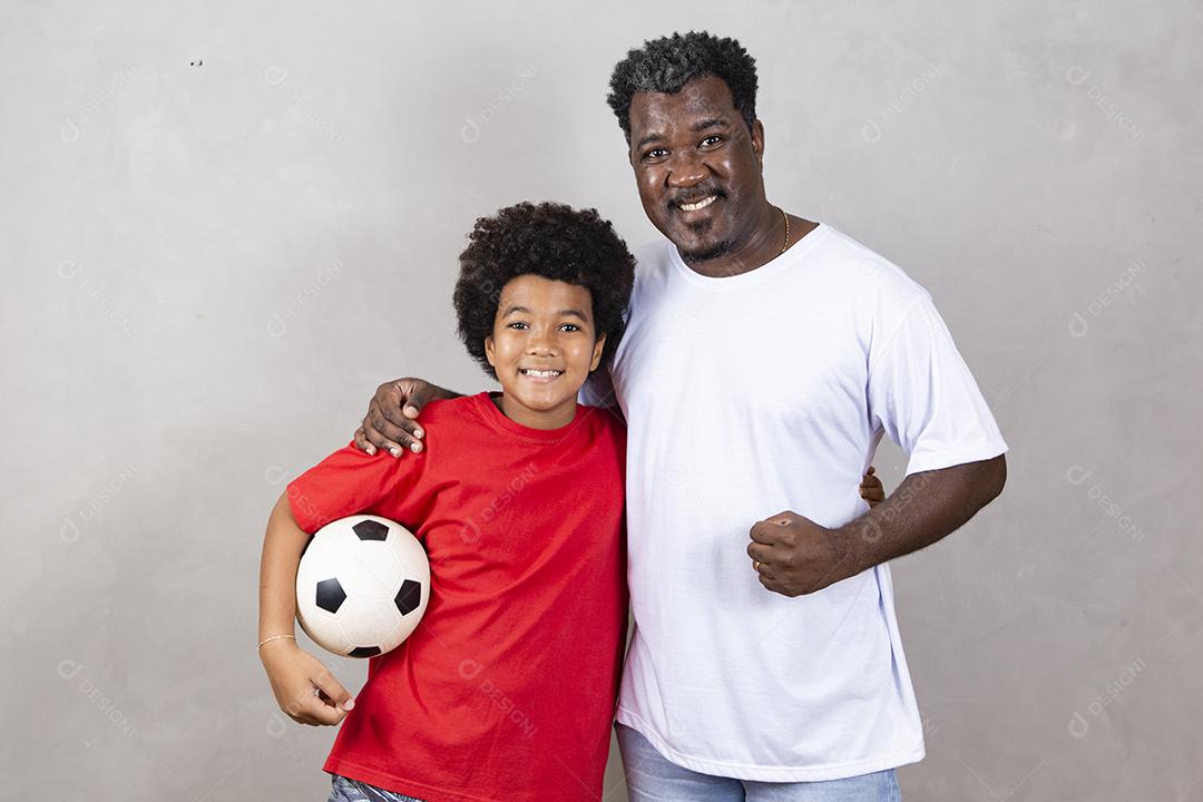 Pai e filho com uma bola de futebol. Dia dos Pais!
