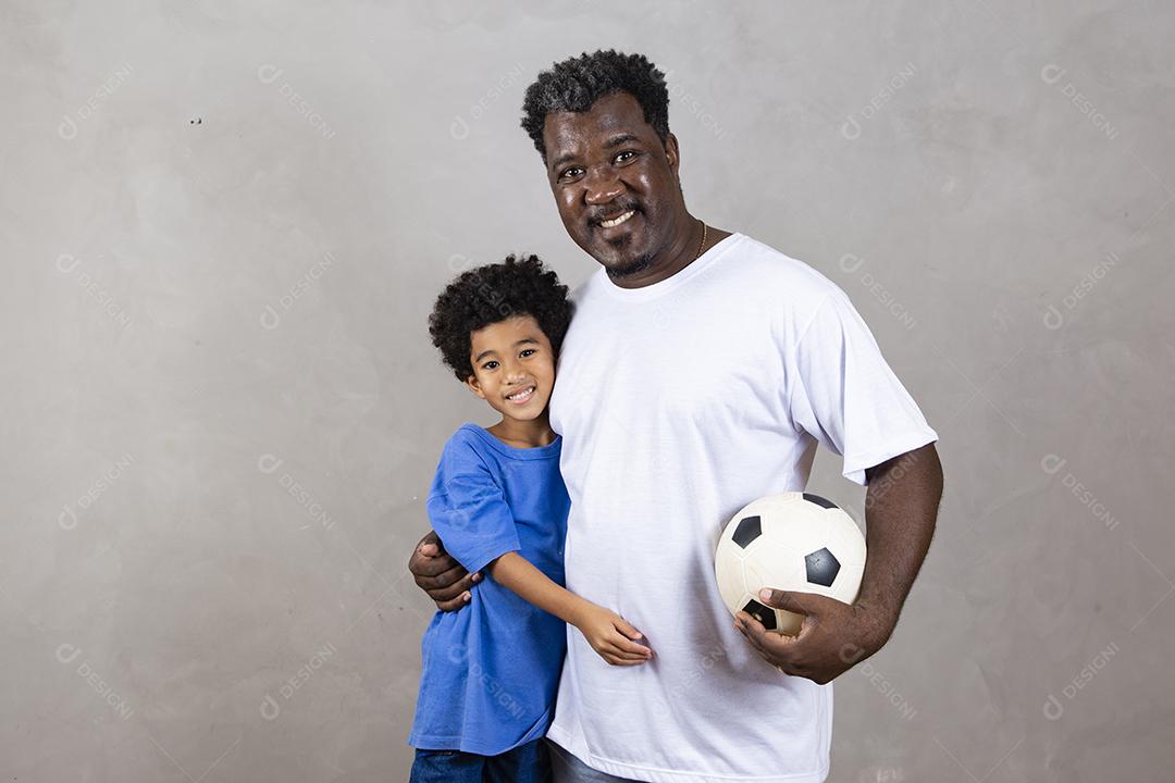 Pai e filho com uma bola de futebol. Dia dos Pais!