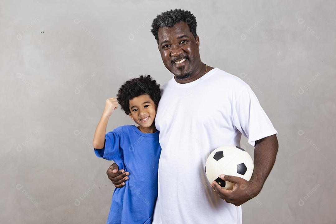 Pai e filho com uma bola de futebol. Dia dos Pais!