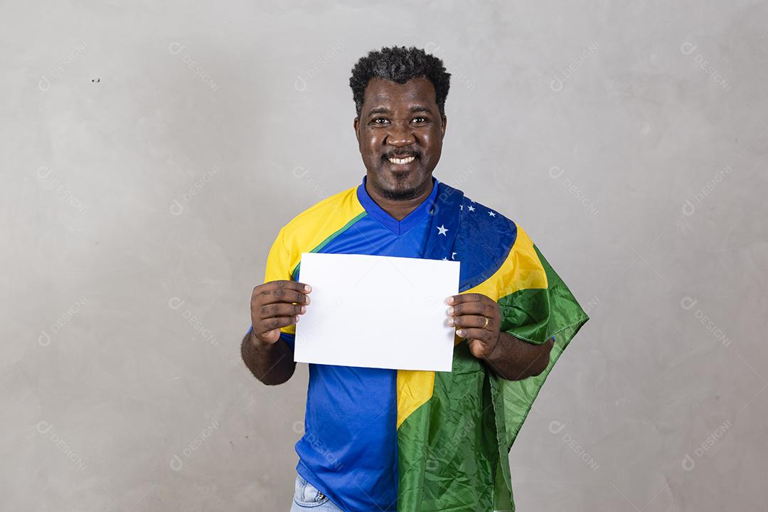 torcedor masculino brasileiro segurando placar em branco