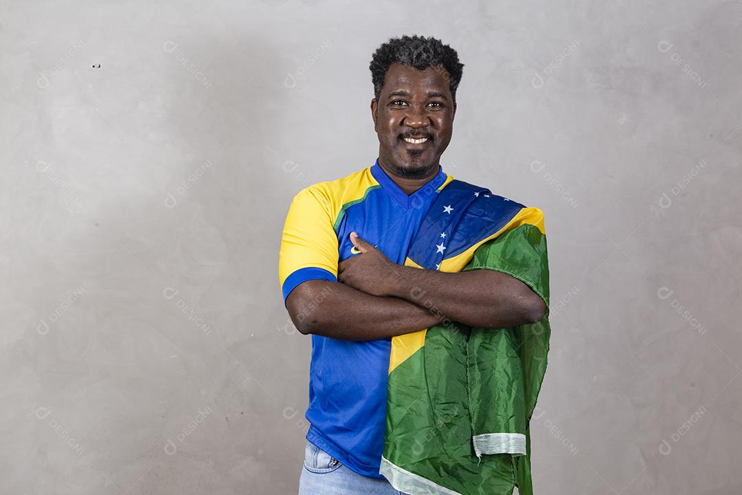 torcedor masculino brasileiro segurando placar em branco