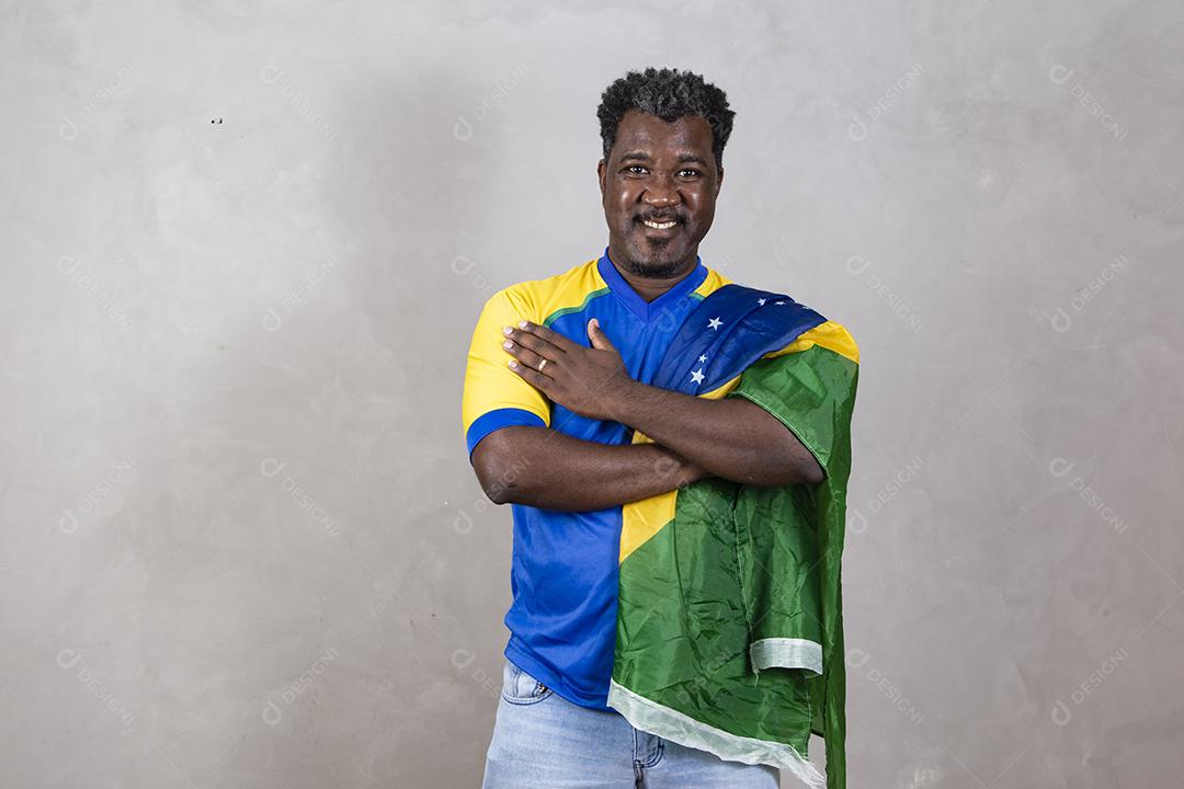 torcedor masculino brasileiro segurando placar em branco