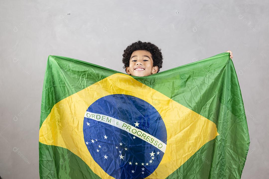 fã brasileiro adorável menino afro comemorando