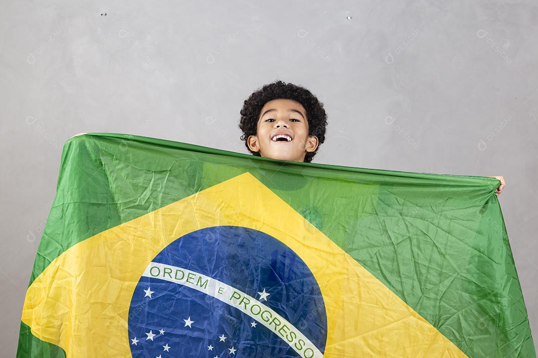 fã brasileiro adorável menino afro comemorando