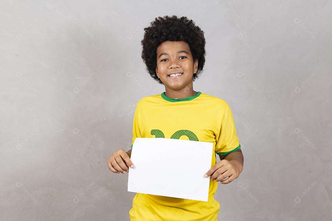 fã brasileiro jovem menino afro segurando o quadro em branco