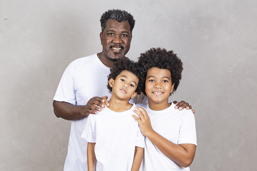 Dia dos Pais. Pai negro com seus dois filhos afro em fundo branco