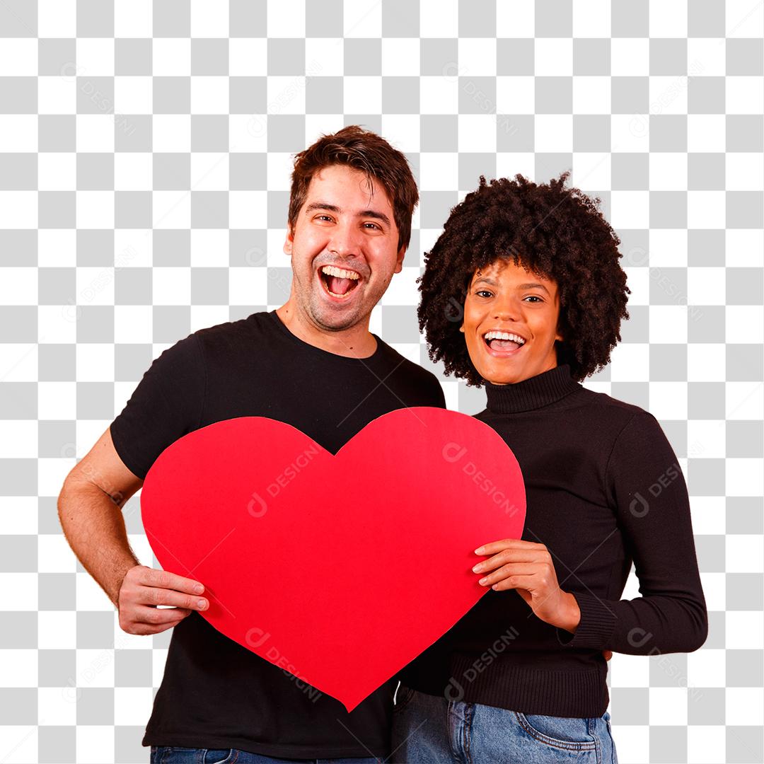 Casal de namorados segurando um coração de papel