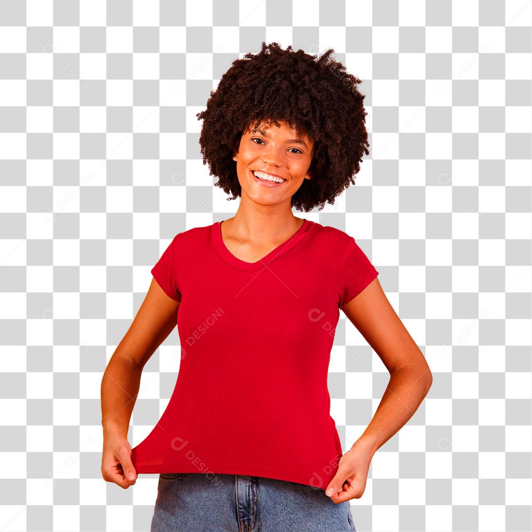 Mulher morena segurando sua blusa vermelha