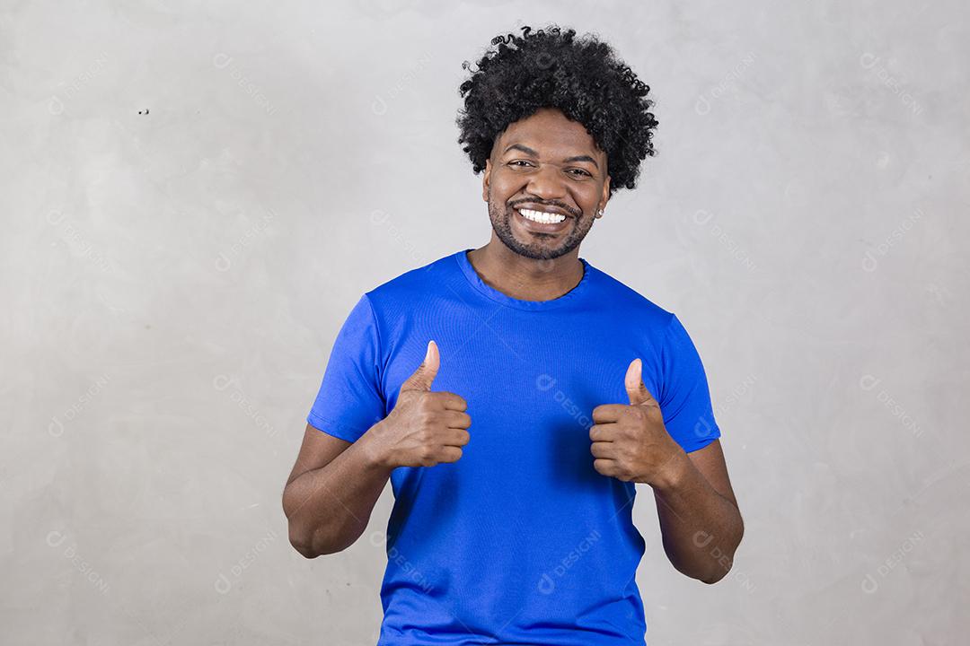 homem negro com o polegar para cima