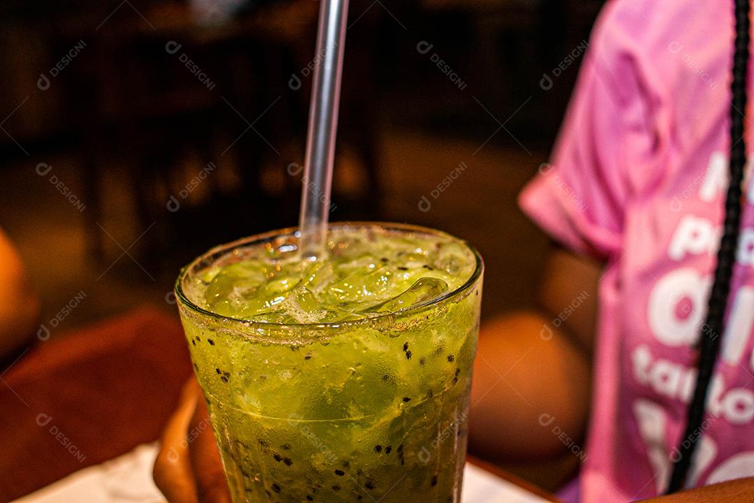 Pessoa segurando bebida copo canudo