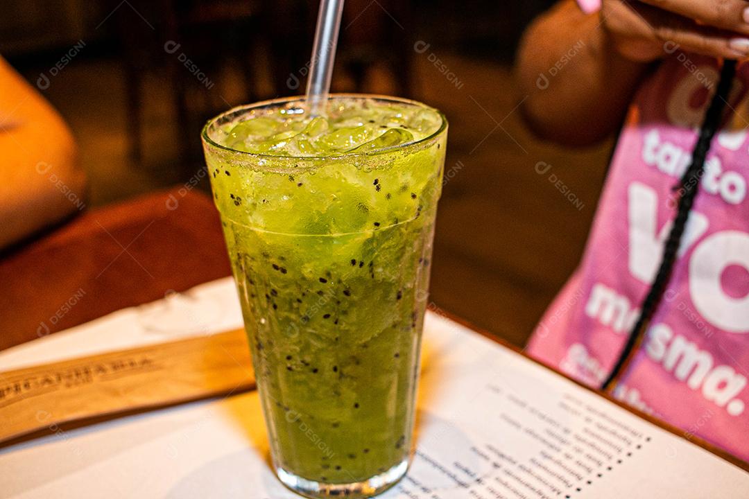 Pessoa segurando bebida copo canudo