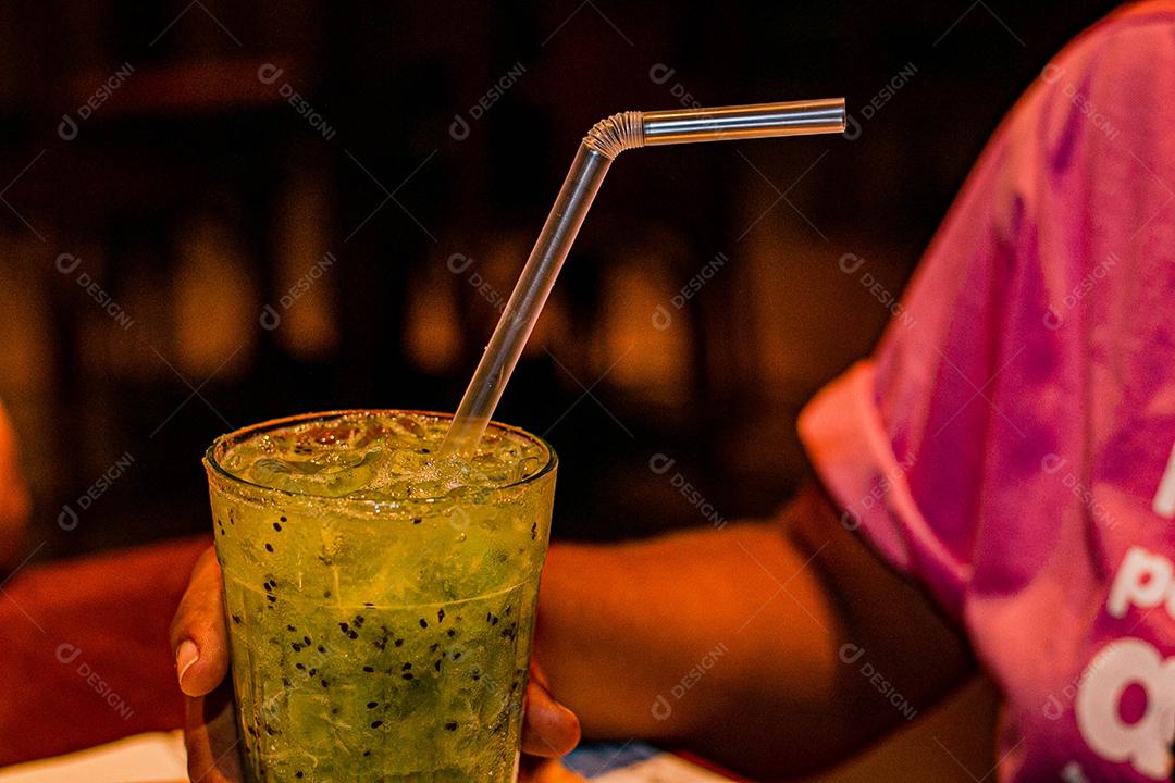 Pessoa segurando bebida copo canudo