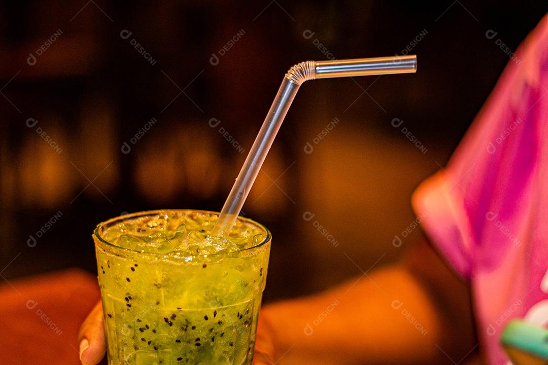 Pessoa segurando bebida copo canudo