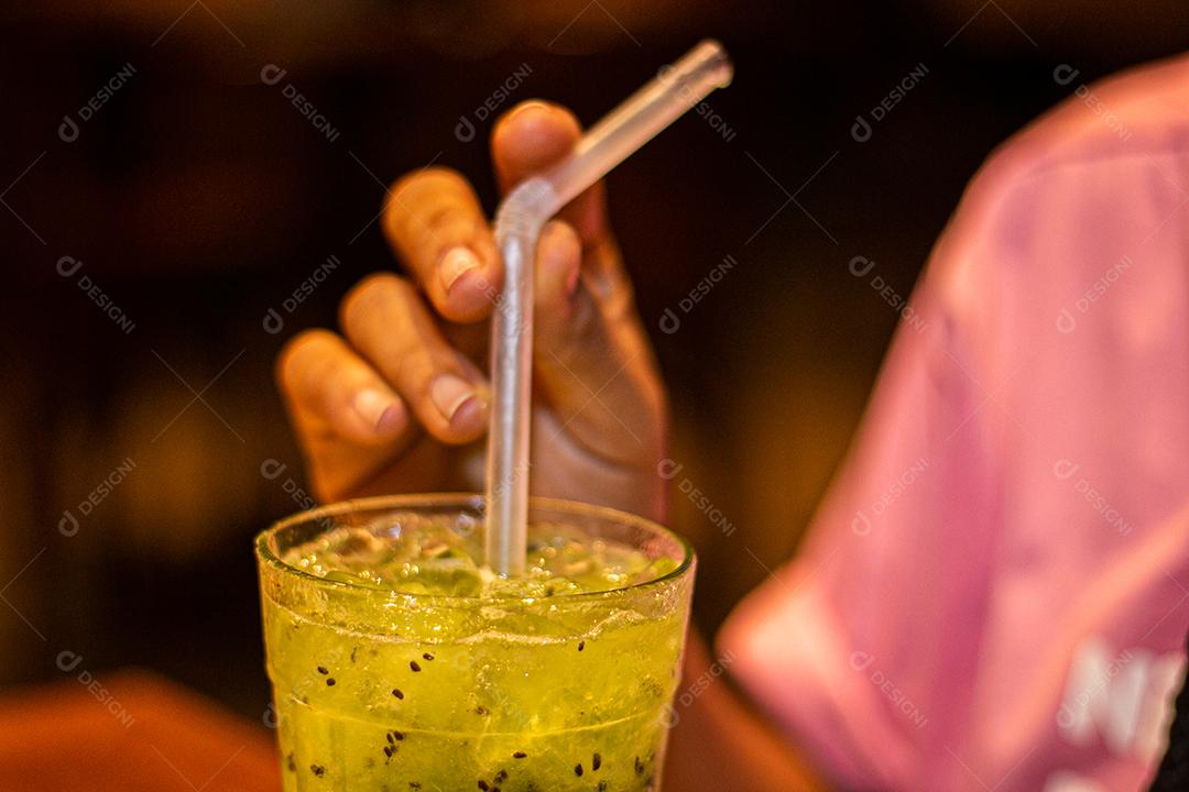 Pessoa segurando bebida copo canudo