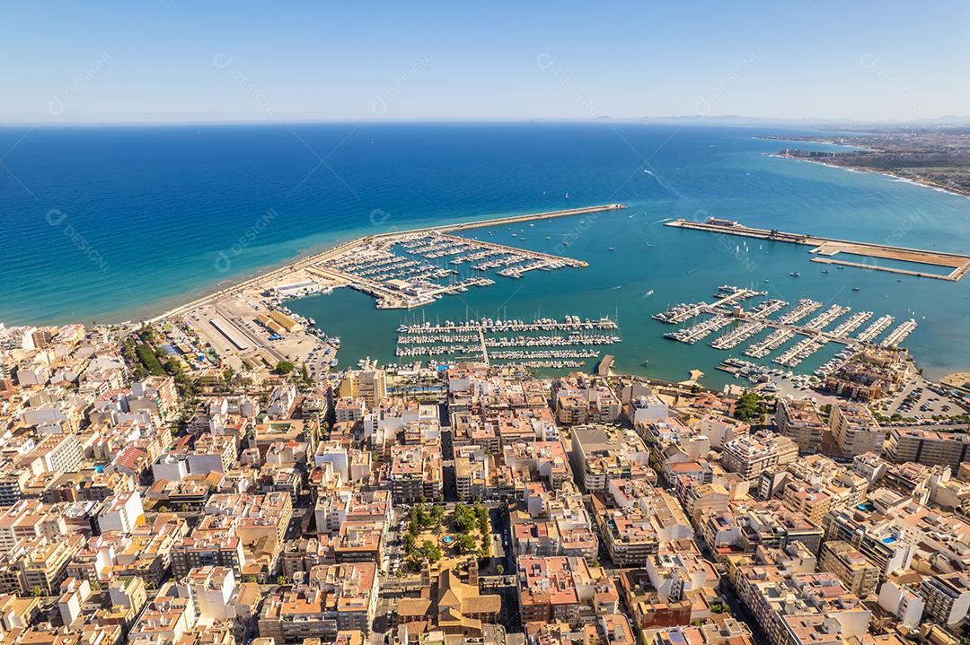 Vista aérea de Torrevieja durante o dia ensolarado de verão. Província de Alicante, sul da Espanha, Costa Blanca.