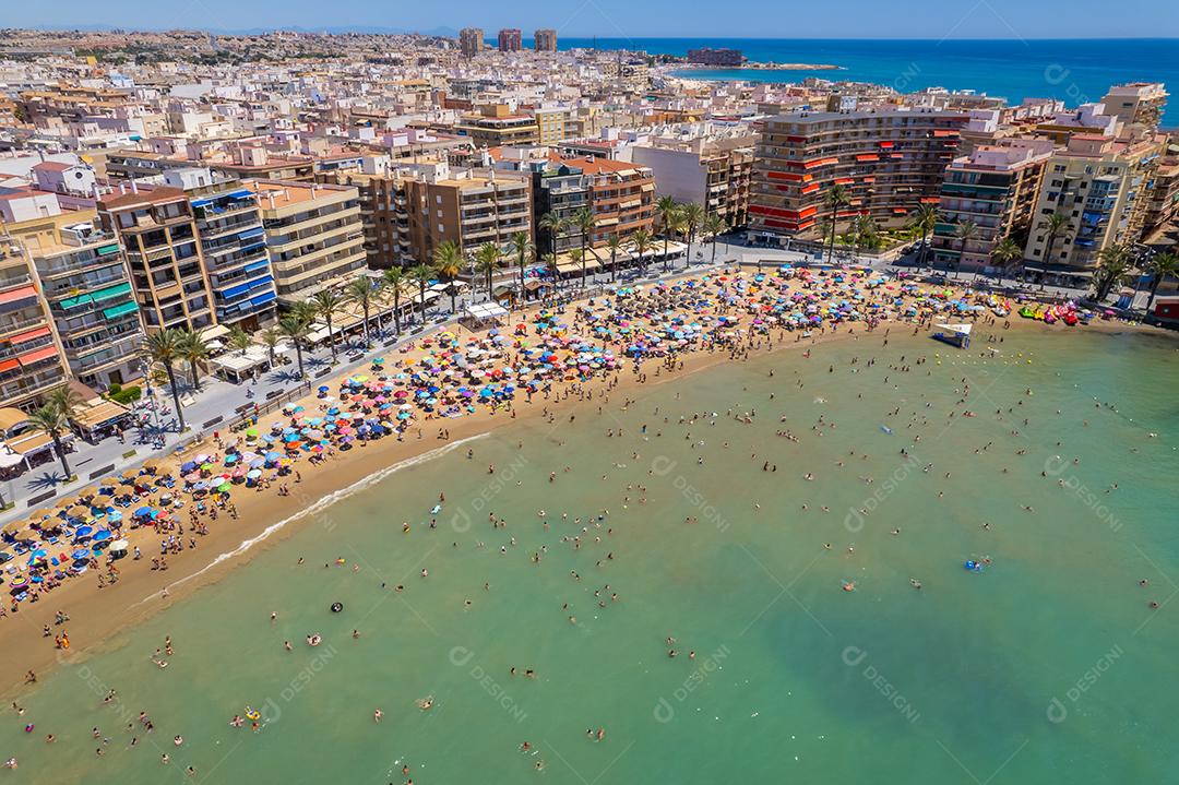 Vista aérea de Torrevieja durante o dia ensolarado de verão. Província de Alicante, sul da Espanha, Costa Blanca.