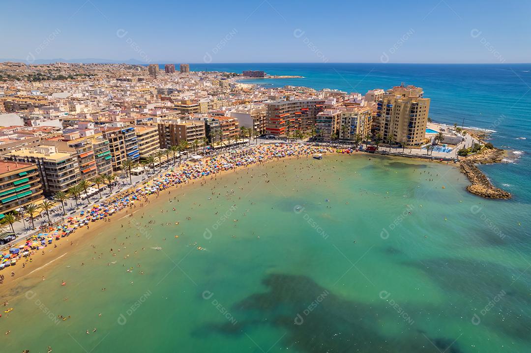 Vista aérea de Torrevieja durante o dia ensolarado de verão. Província de Alicante, sul da Espanha, Costa Blanca.