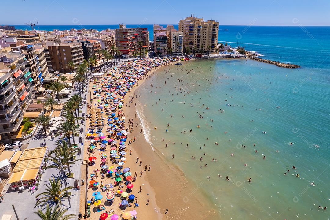 Vista aérea de Torrevieja durante o dia ensolarado de verão. Província de Alicante, sul da Espanha, Costa Blanca.