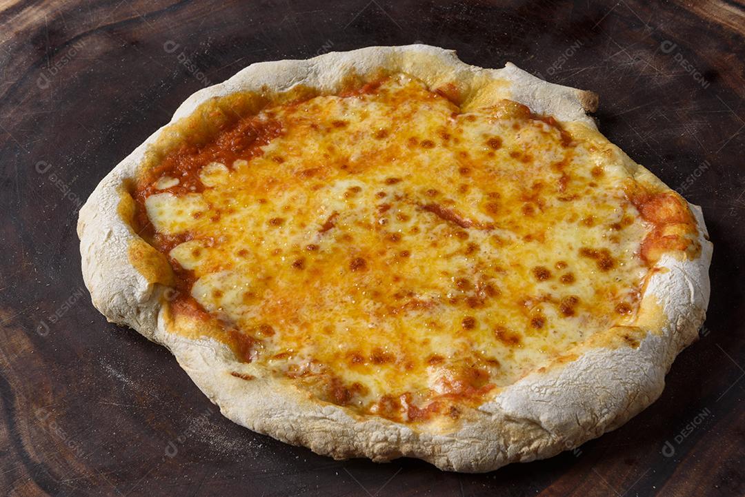 Pizza. Pizza de queijo caseiro sobre madeira.