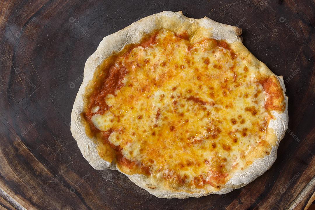 Pizza. Pizza caseira de queijo de cabra e alecrim na madeira.