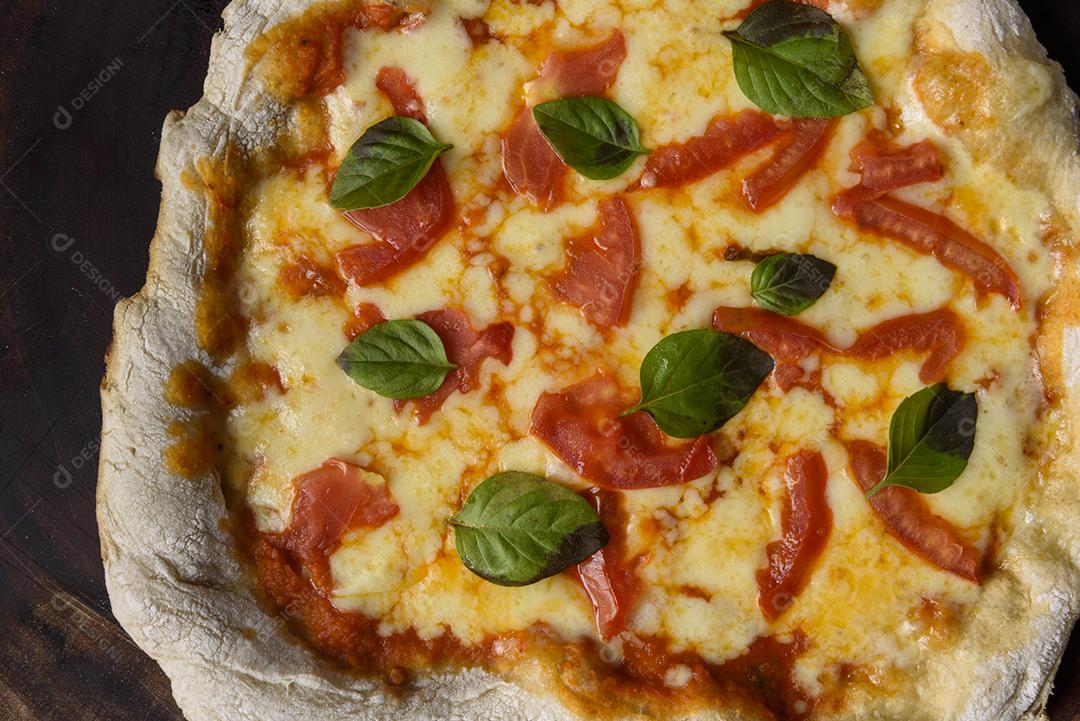 Pizza. Pizza caseira de queijo de cabra e alecrim na madeira.