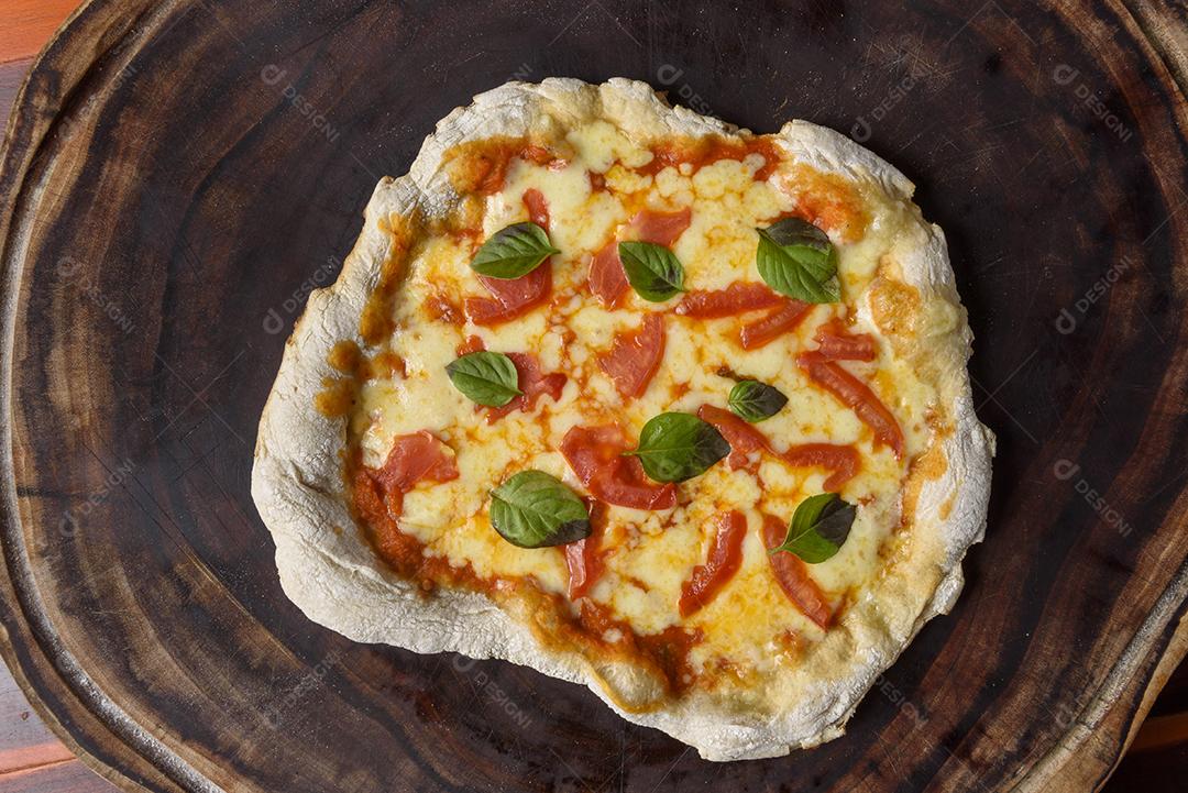 Pizza. Pizza caseira Margherita na madeira.