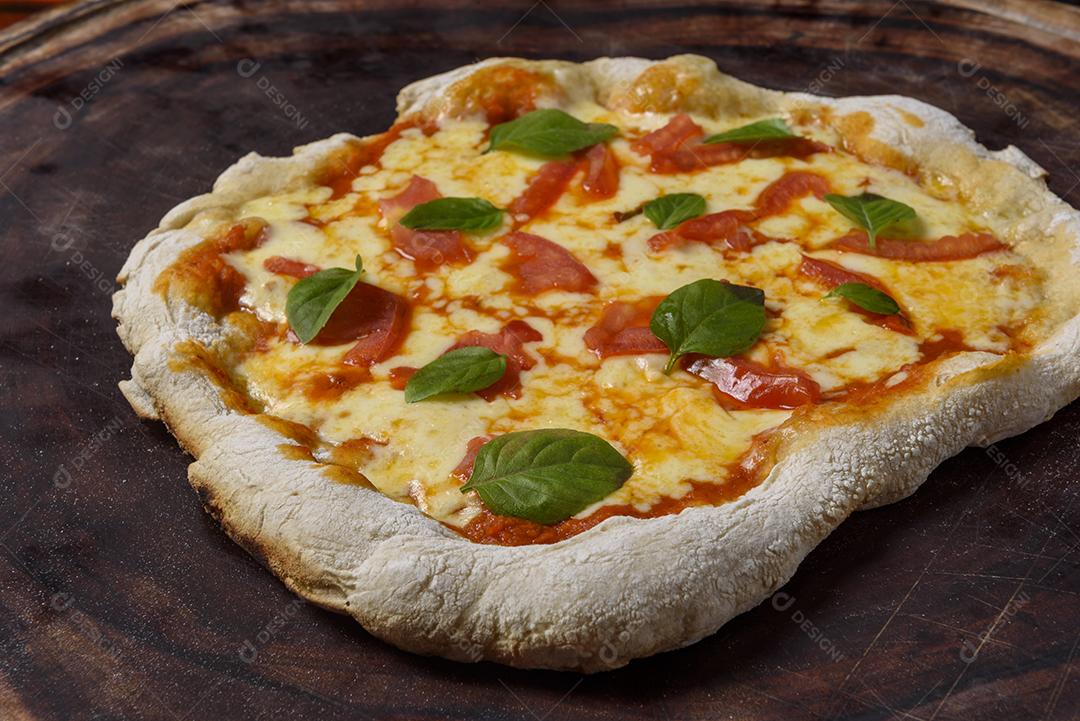 Pizza. Pizza caseira Margherita na madeira.