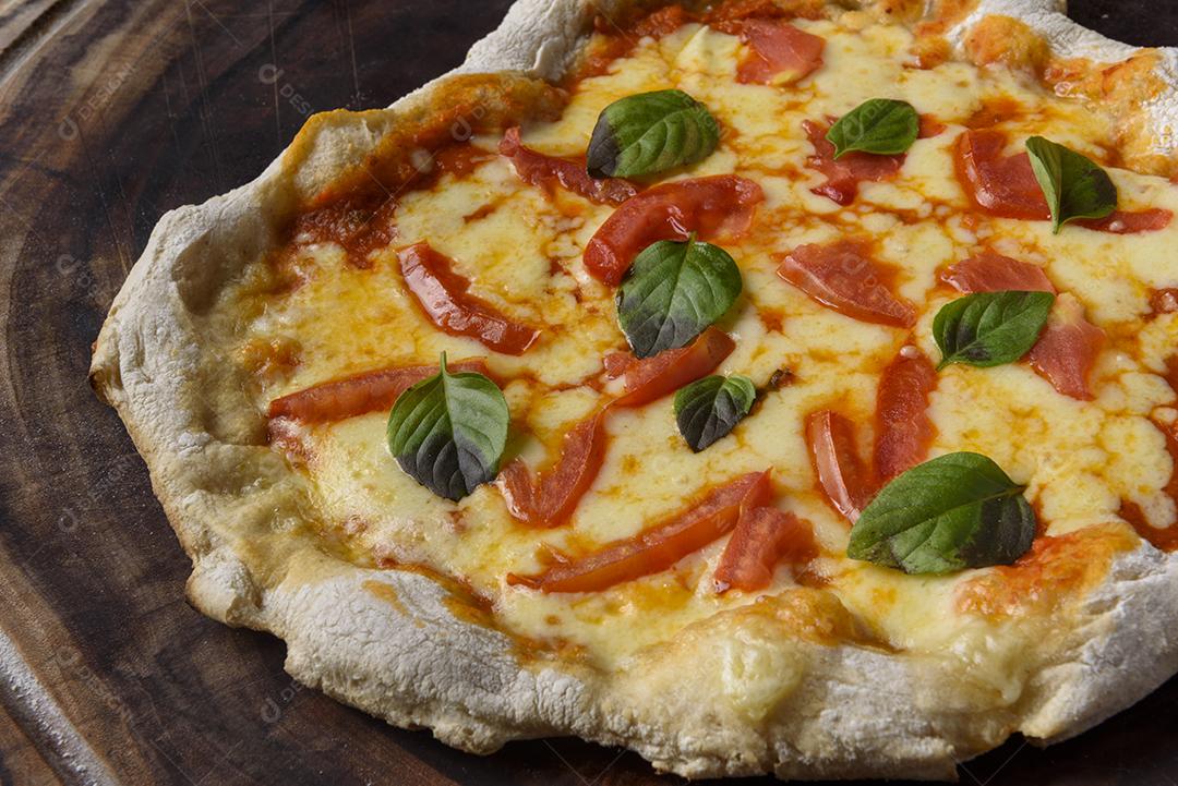 Pizza. Pizza caseira de queijo de cabra e alecrim na madeira.