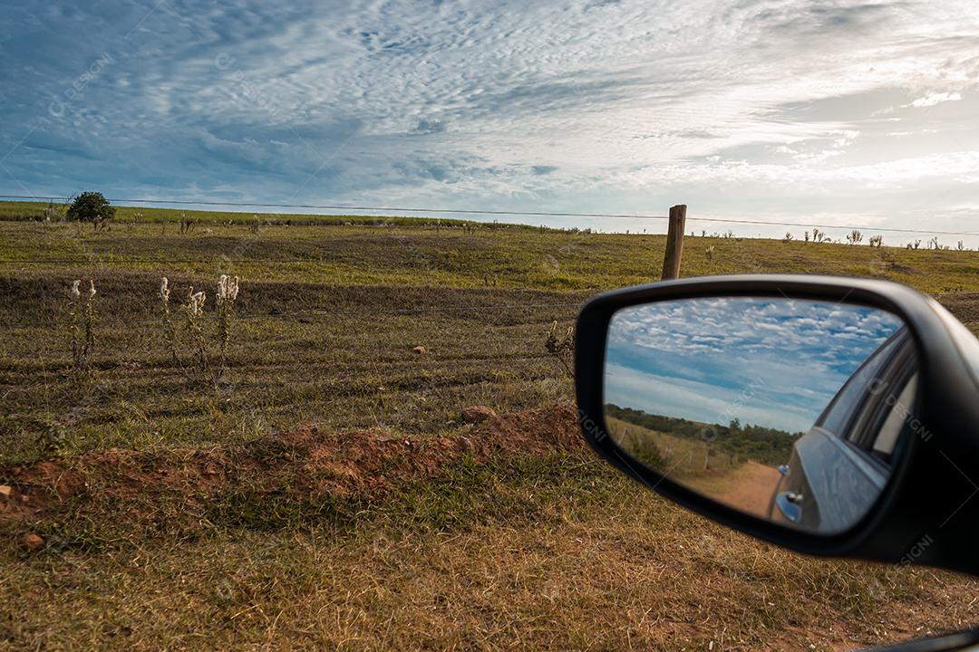 paisagem rural em estrada do interior paulista no verão