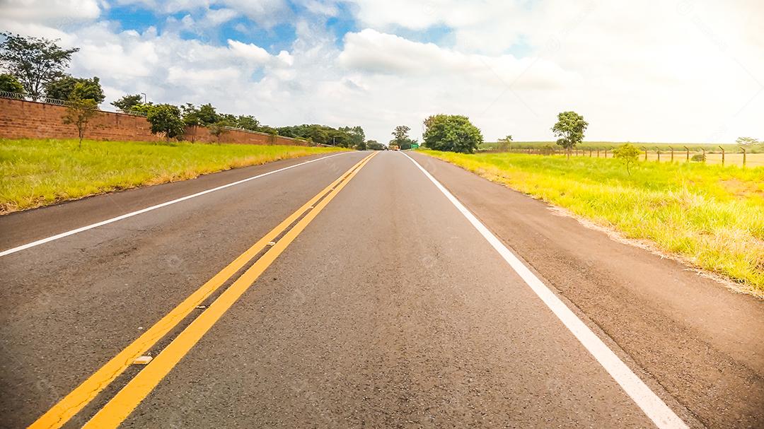 estrada vazia no por do sol, sem movimento de carros